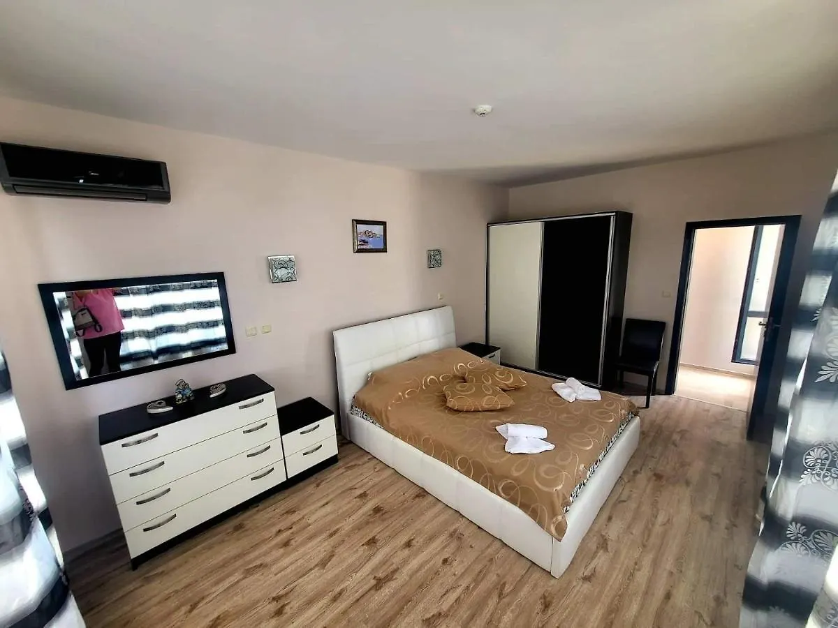 Dilov Apartments In Yalta Золотые Пески